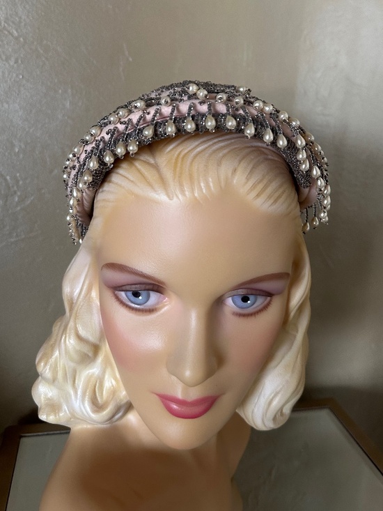 FUN-TASTIC 1950s\' SOFT PINK BEADED COCKTAIL HAT WITH DANGLING PEARLS main image 12